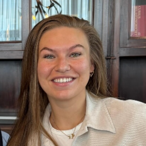 Portret van Charlie, accountmanager bij Bendabouw, lachend met lang blond haar
