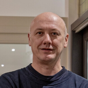 Portret van Raimon, adviseur bij Bendabouw, in donkerblauwe trui in de showroom