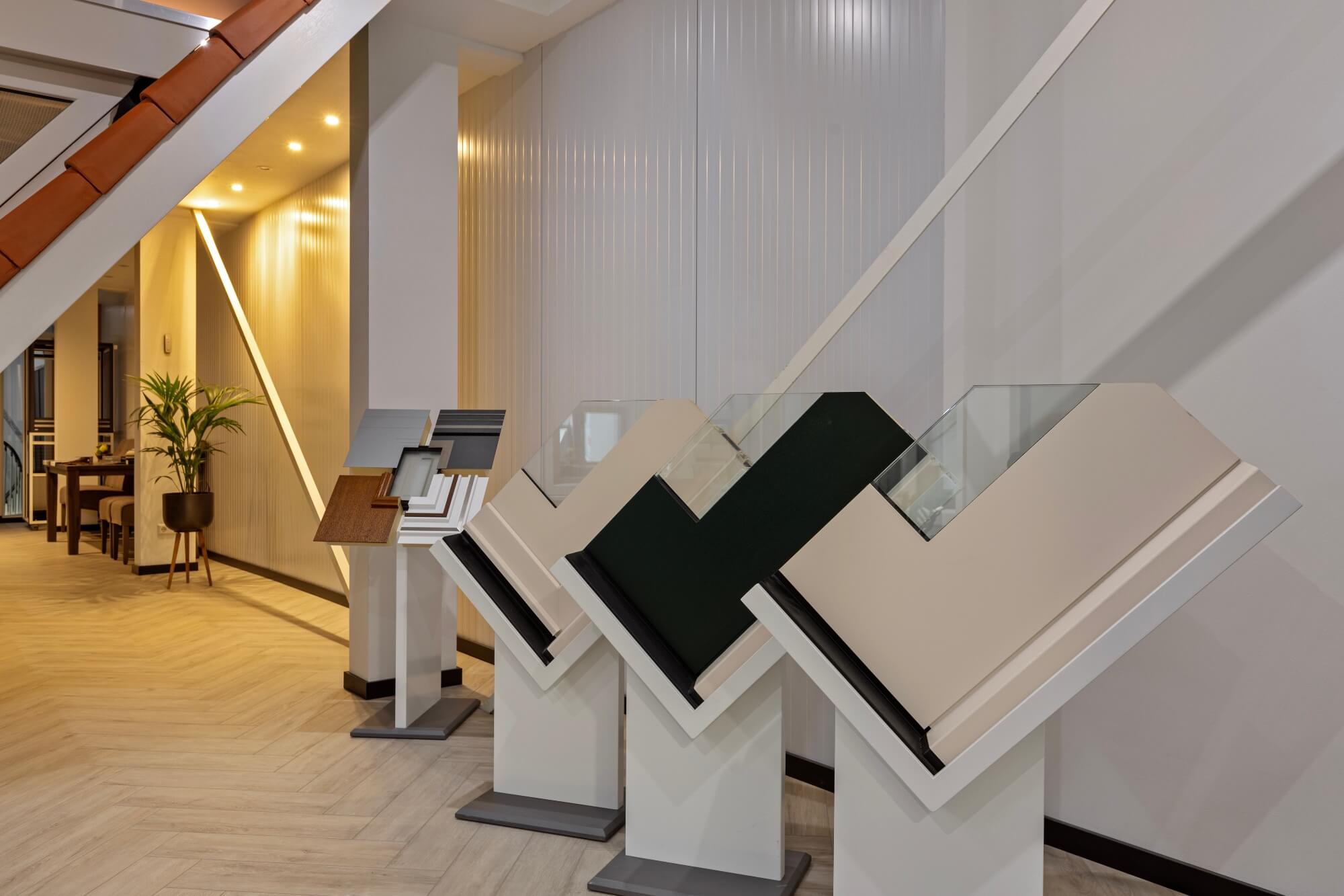 Kleurstalen en gevelprofielen in de showroom